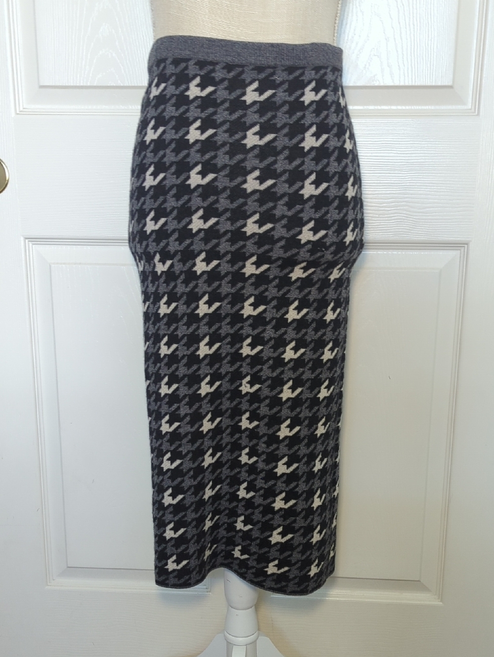 Alice & Olivia Delphie Wool Knit Houndstooth Pencil Skirt - Picture 4 of 12